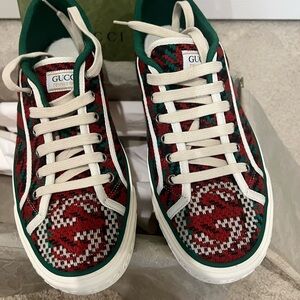 Gucci Tennis 1977 Low Top Sneakers
BRAND NEW!!!!❤️
